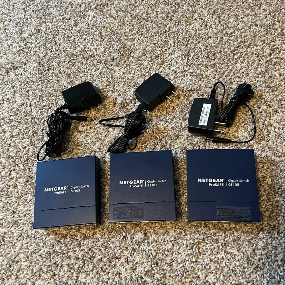 3 NETGEAR ProSAFE GS105 – 5-Port Gigabit Ethernet Switchs
